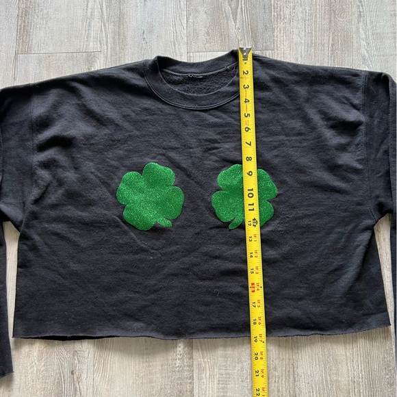 Green Glitter Double Shamrock Cropped St. Patrick's Day Crew Neck Sweatshirt - Picture 5 of 5